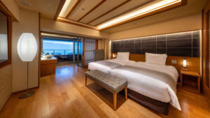Lits jumeaux dans une chambre d’hôtes de ryokan moderne