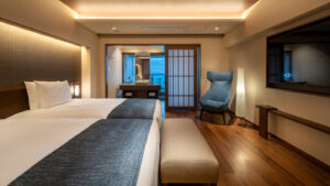 Lits jumeaux dans une chambre moderne de ryokan