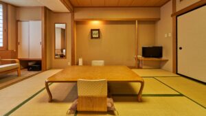 Habitación de tatami con mesa baja y televisión