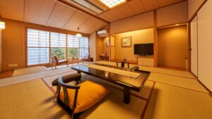 Habitación de tatami con mesa baja y sillas
