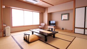 Habitación de tatami con mesa baja y sillas de suelo