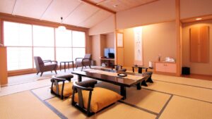 Habitación de tatami con mesa baja y sillas de suelo