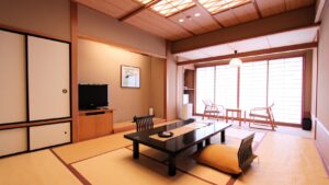 Habitación de tatami con mesa baja y cojines de suelo