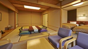 Zona de tatami con mesa baja y dos camas individuales