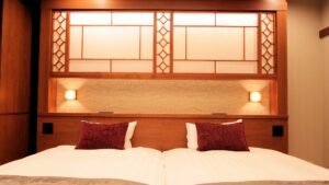 Camas individuales con cabecero de madera y luces de pared