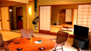 Tatami-Gästezimmer mit Rundtisch und Bodenkissen