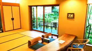Tatamizimmer mit niedrigem Tisch und Balkontüren