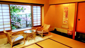 Tatamizimmer mit zwei Stühlen und einem kleinen Tisch