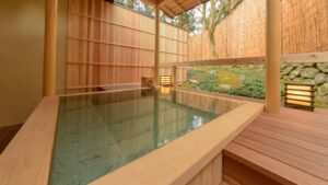 花园旁的私人露天木浴池