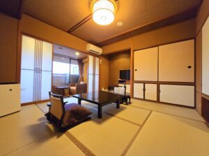 带矮桌和坐垫椅的榻榻米客房