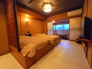 榻榻米客房内的双床