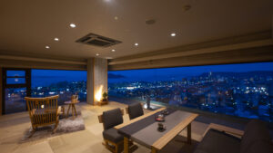 Vue nocturne sur la ville depuis la fenêtre d’une chambre en tatami