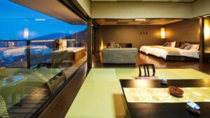 Chambre en tatami avec table basse et lits près de la fenêtre