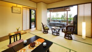 Chambre en tatami avec table basse et chaises près de la fenêtre