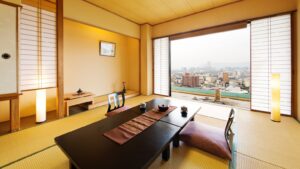 Chambre en tatami avec table basse et coussins de sol