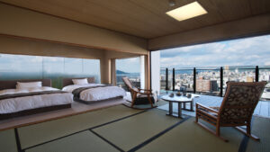 Chambre tatami avec lits jumeaux et balcon avec vue sur la ville