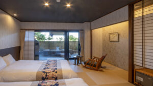 Chambre en tatami avec lits jumeaux et coin salon