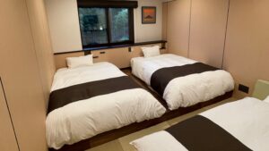 Trois lits dans une chambre de ryokan