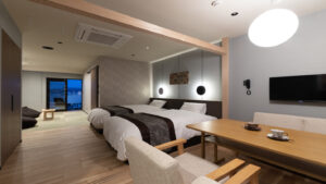 Lits jumeaux dans une chambre moderne de ryokan