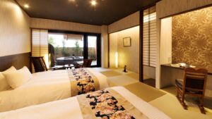 Lits jumeaux dans une chambre d’hôtes en tatami