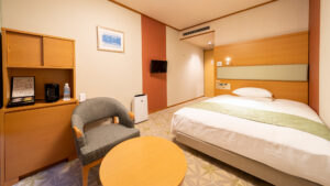 配有床、椅子和小桌的客房