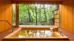 可俯瞰森林庭院的私人木质浴池