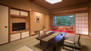 窗边摆有矮桌和椅子的榻榻米客房