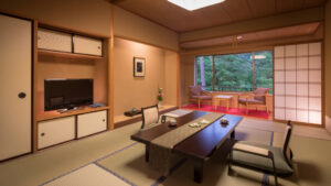 带矮桌和窗边座位的榻榻米房间