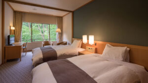 带窗户的客房内的双床