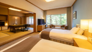 带榻榻米休息区的日式旅馆客房双床