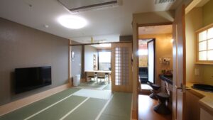 带桌子、椅子和电视的榻榻米客房