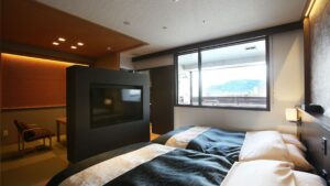 客房内大窗旁的双床