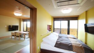 双床位于榻榻米休息区和阳台门旁