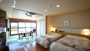 榻榻米客房内的双床