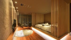 平台ベッドとシーティングエリアのあるモダンな客室