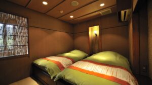 薄暗い旅館の客室にある2台のベッド