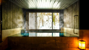 Privates Innenbad mit großem Fenster und Dampf