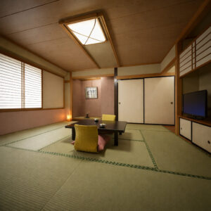 Tatami-Zimmer mit niedrigem Tisch und Bodensesseln