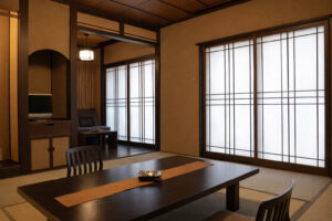 Habitación de tatami con mesa baja y sillas