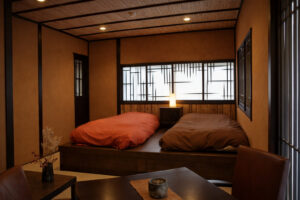 Dos camas bajas en una habitación de estilo tatami