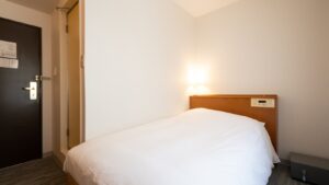 紧凑型客房内的单人床