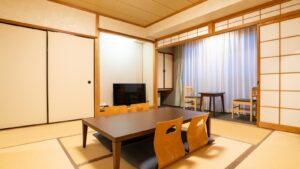 带矮桌和和室椅的榻榻米房间