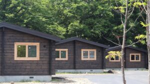 被树木环绕的室外小屋