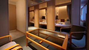 带玻璃桌和椅子的客房休息区