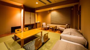 配有矮桌、椅子和双床的榻榻米客房