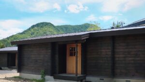 背靠群山的木质建筑外观