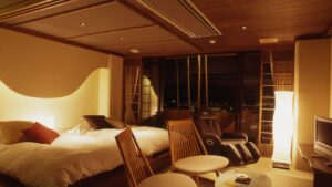 带双床、椅子和按摩椅的卧室