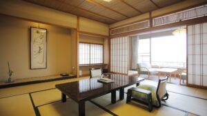 带矮桌和椅子的榻榻米客房