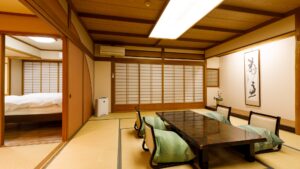 设有矮桌和和室椅的榻榻米客房