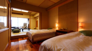 带休息区的客房内两张床